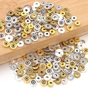 Macro-opname van goud- en verzilverde metalen tussenkralen voor DIY-sieraden en armbanden