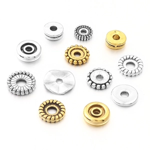 Detailopname van vintage legering afstandskraal in goud en zilver voor DIY sieraden