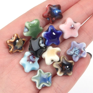 Perles en céramique colorées en forme d'étoile avec glaçure pour bijoux DIY