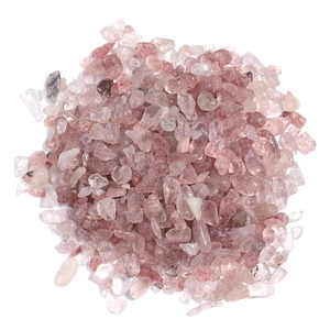 Nahaufnahme unregelmäßiger rosa Naturkristall-Bruchsteine für DIY-Schmuck und Deko