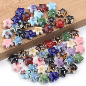 Détail macro de perles en céramique colorées en forme d'étoile pour création de bijoux