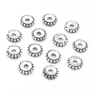 Macro-opname van vintage zilveren madeliefje afstandsparels voor DIY sieraden maken