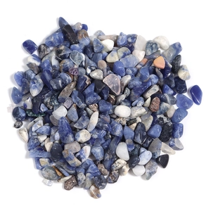 Nahaufnahme von polierten blauen Sodalith-Natursteinen für Schmuck und Dekor
