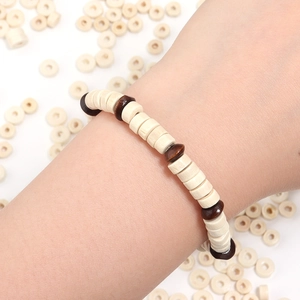 Vue détaillée du bracelet en perles de bois artisanal avec perles abaque crème et marron