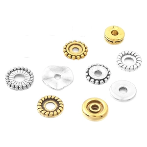 Assortiment gouden en zilveren tussenkralen voor het maken van doe-het-zelf sieraden