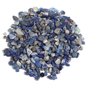 Makroaufnahme von polierten Lapislazuli-Bruchsteinen für DIY-Schmuck und Nagelkunst