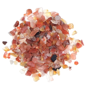 Makroansicht von natürlichem roten Achat und Quarzkristallchips für DIY Schmuck