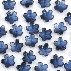 Macro-opname van donkerblauwe kersenbloesemkralen met glitter voor DIY-sieraden maken