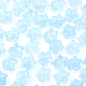 Primer plano de cuentas de vidrio en forma de estrella azul claro para joyas artesanales
