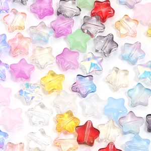 Primer plano de cuentas de vidrio coloridas con forma de estrella para joyería DIY