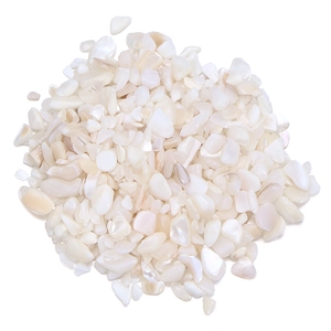 Makroaufnahme von naturfarbenem Perlmuttsplitt mit Perlglanz für DIY-Bastelarbeiten