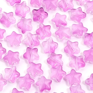 Primer plano de cuentas de estrella violeta con orificio central para joyería DIY