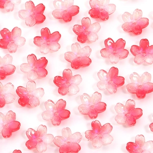 Macro-opname van kersenbloesemkralen met roze verloop voor het maken van DIY-sieraden
