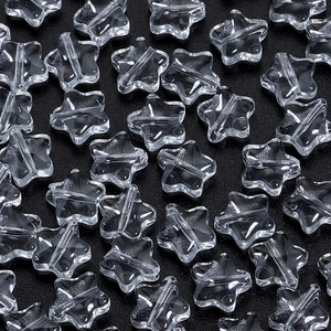 Vista macro de cuentas de vidrio transparentes en forma de estrella para creación de joyas