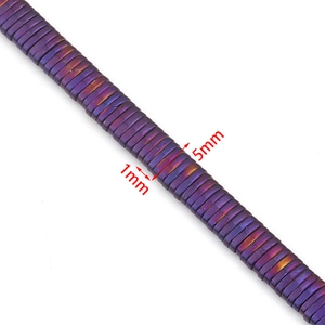 Détail macro de perles carrées en hématite violette 5x1mm pour création de bijoux