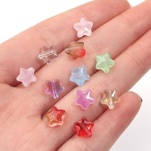 Cuentas de vidrio de colores en forma de estrella para bisutería DIY en la mano