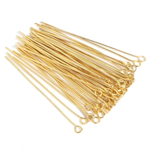 Détail de tiges à œil plaquées or pour la création de bijoux DIY et accessoires