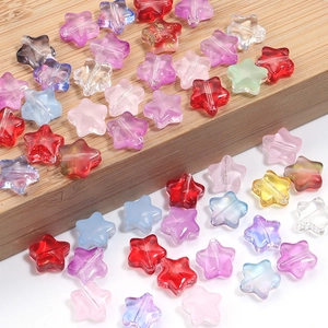 Primer plano de cuentas de estrella coloridas con degradado para creación de joyería DIY