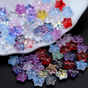 Primer plano de cuentas de estrella en vidrio colorido con purpurina para bisutería DIY