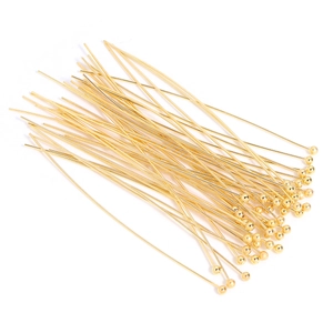 Détail des clous à tête ronde dorés polis pour la création de bijoux DIY et le perlage