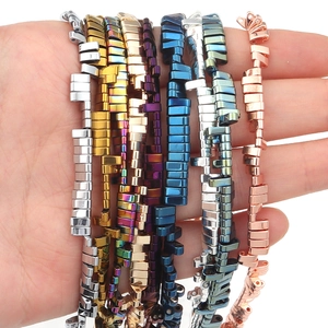 Gros plan de perles d'espacement rectangulaires en hématite pour bijoux DIY