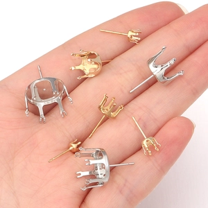 Détail de supports de boucles d'oreilles en forme de couronne dorés et argentés pour DIY