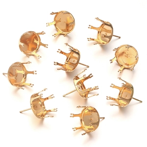 Vue détaillée de dix supports de boucles d'oreilles dorés en forme de couronne pour DIY