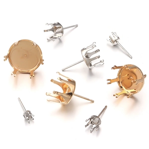 Détail de clous d'oreilles en cuivre et zircon avec montures à griffes pour bijoux DIY