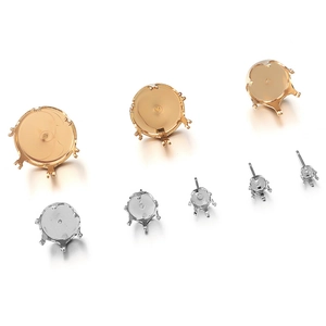 Collection détaillée de supports de boucles d'oreilles dorés et argentés divers