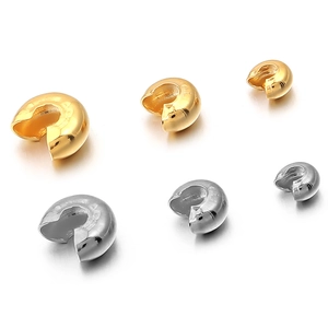 Makroaufnahme von Kaschierperlen in Gold und Silber in drei Größen für DIY-Schmuck