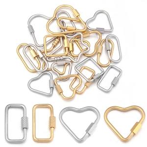 Detailansicht der geometrischen Edelstahl-Karabiner in Gold und Silber mit Schraubverschluss