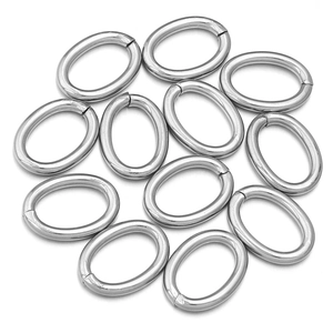 Détail des anneaux ovales en acier inoxydable argenté brillant pour bijoux DIY