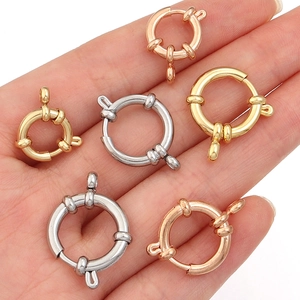 Fermoirs mousquetons ronds en acier inox or argent et or rose dans la paume