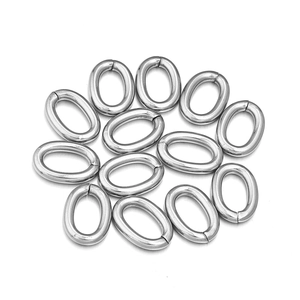 Vue détaillée des anneaux ouverts ovales en acier inoxydable pour création de bijoux