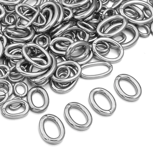 Détail macro d'anneaux de jonction ovales en acier inoxydable argenté pour bijoux
