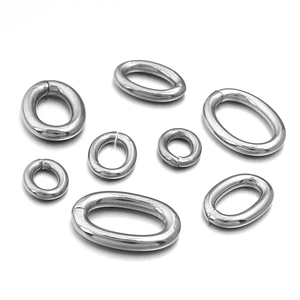 Vue rapprochée d'anneaux de jonction ovales et ronds en acier pour bijoux DIY