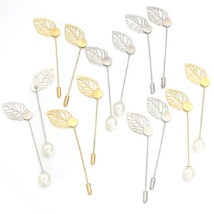 Blatt-Anstecknadel-Set in Gold und Silber mit Perlendetails auf weißem Hintergrund