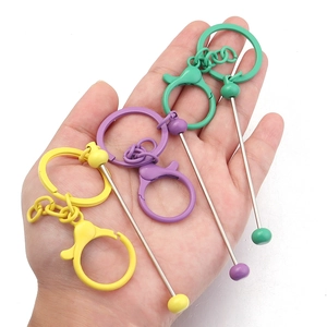 Portachiavi metallici colorati in giallo viola e verde con robuste chiusure a moschettone