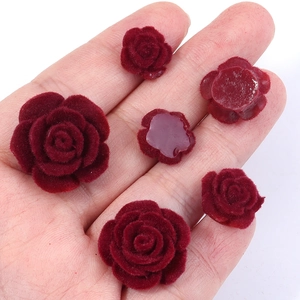 Primo piano dettagliato di rose in resina floccata rosso scuro in varie dimensioni