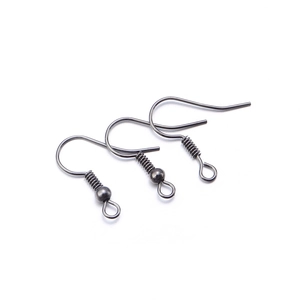 Détail de crochets d'oreilles gris anthracite avec ressort et bille pour bijoux DIY