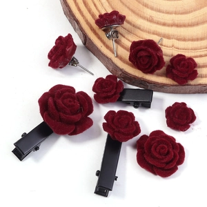 Set vintage con fermaglio e orecchini a forma di rosa rossa floccata opaca fatta