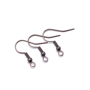Gros plan sur des crochets d'oreilles en cuivre antique pour bijoux DIY faits main