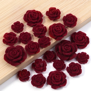 Dettaglio di teste di rose floccate rosso scuro in varie dimensioni per artigianato