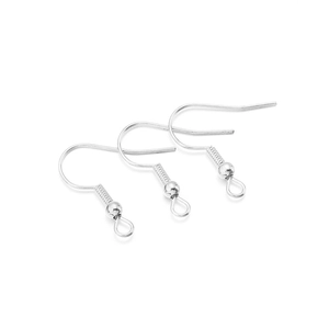 Détail macro de crochets d'oreilles argentés avec ressort et bille pour bijoux DIY