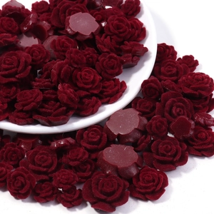 Vista macro di rose floccate rosso scuro in resina per accessori fai-da-te fatti a mano