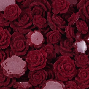 Vista macro di teste di rose bordeaux floccate per gioielli e accessori vintage fai-da-te