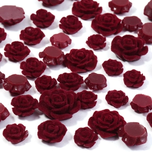Dettaglio macro di ciondoli a rosa floccata rosso scuro per accessori fatti a mano fai-da-te