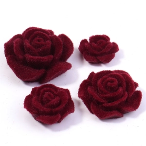Dettaglio di quattro rose bordeaux floccate per gioielli fai da te e accessori
