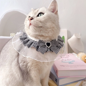 Elegante collare in pizzo per animali con fiocco a scacchi e gemma a cuore di cristallo