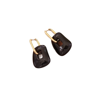 Elegante schwarze geometrische Ohrhänger mit goldenem Edelstahlbügel